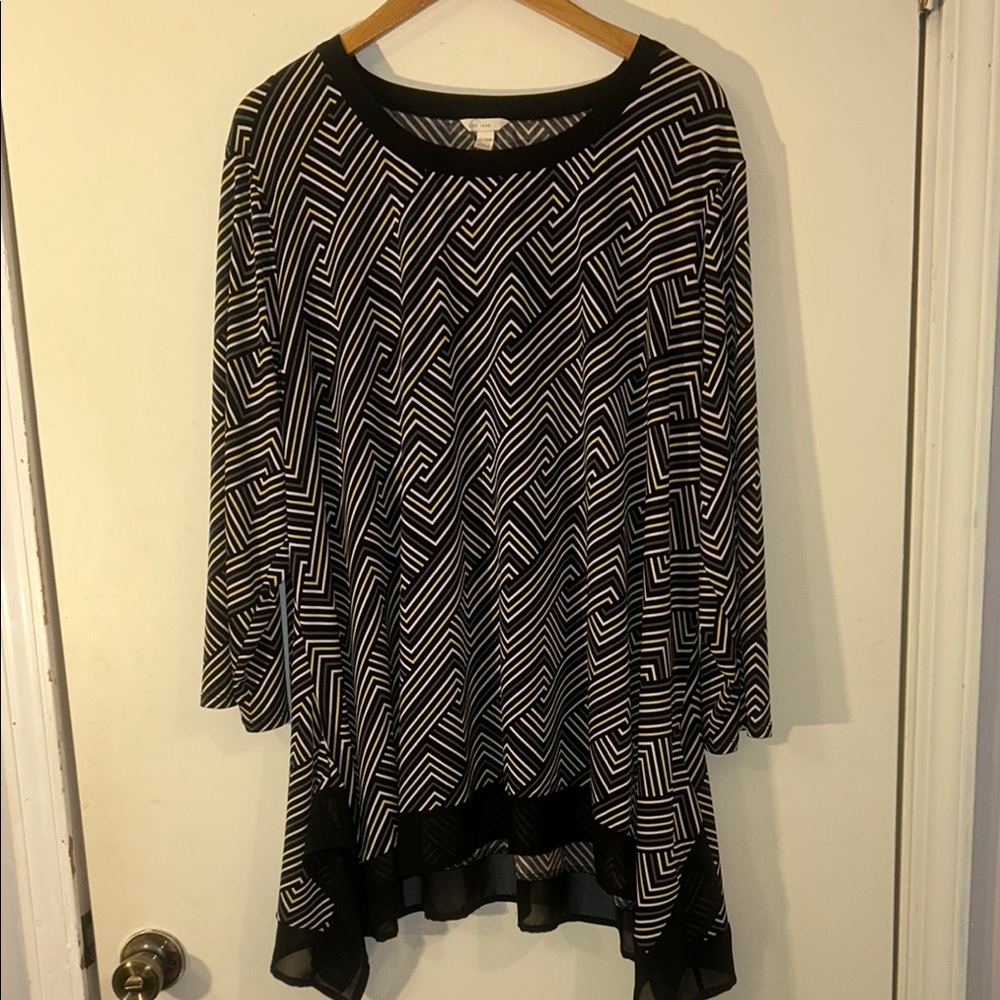 Cato 22/24W Black, White, Gold, and Gray Graphic Top with Sheer Shark Bite Hem.